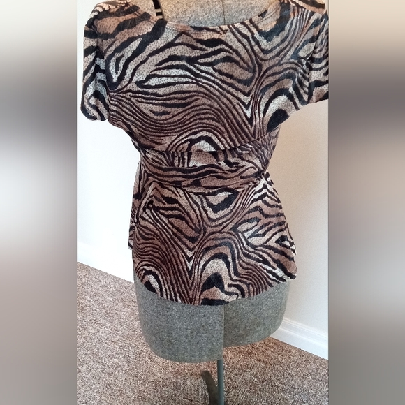Peplum Animal Print Top - Picture 5 of 7